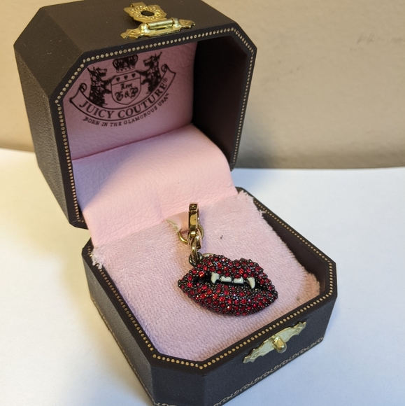 JUICY COUTURE Limited Edition 2010 VAMPIRE LIPS CHARM "Bite my Couture Halloween - Picture 2 of 3